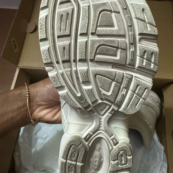 ASICS - Picture 3 of 3